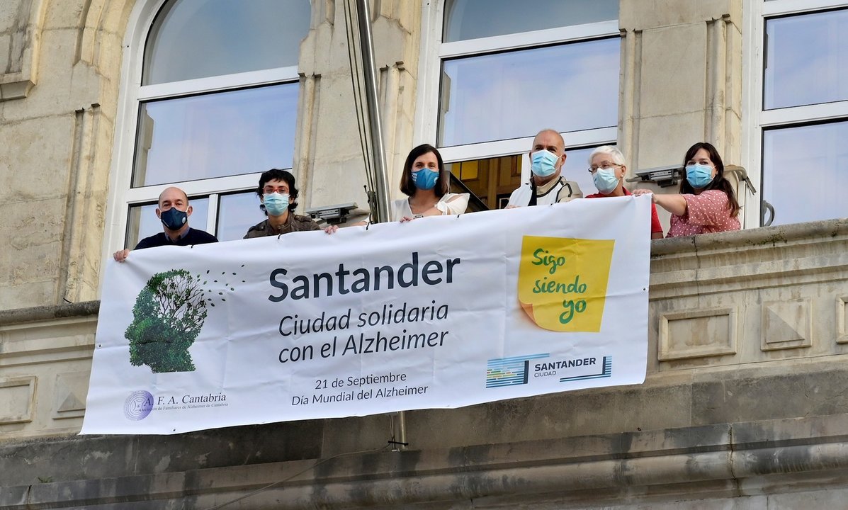 Banderola en el Ayuntamiento de Santander por el Día Mundial del Alzheimer