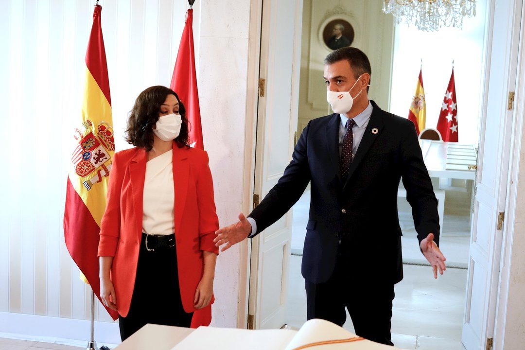 El jefe del Ejecutivo, Pedro Sánchez, junto a la presidenta de la Comunidad de Madrid, Isabel Díaz Ayuso, tras firmar en el libro de visitas de la comunidad antes su reunión en la sede de la Presidencia regional, en Madrid (España), a 21 de septiembre de 