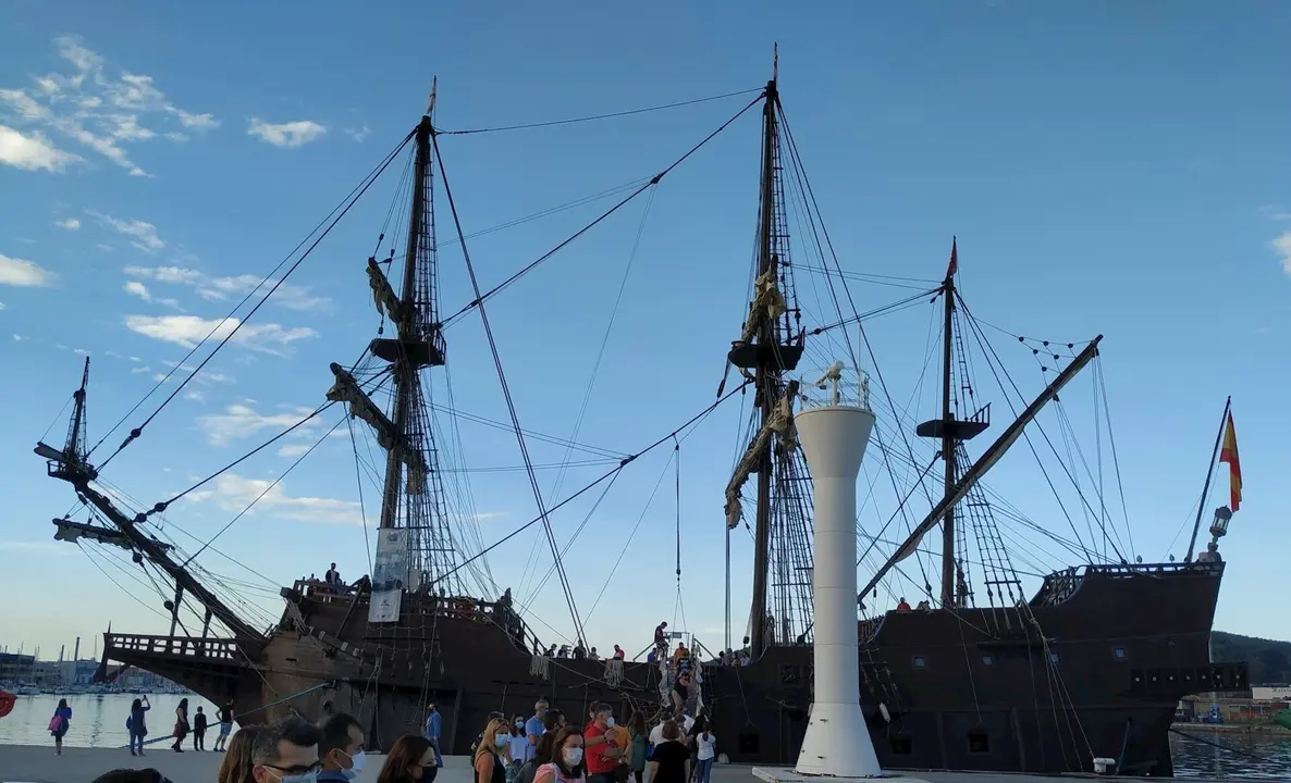 Gale&oacute;n Andaluc&iacute;a, atracado en Avil&eacute;s.