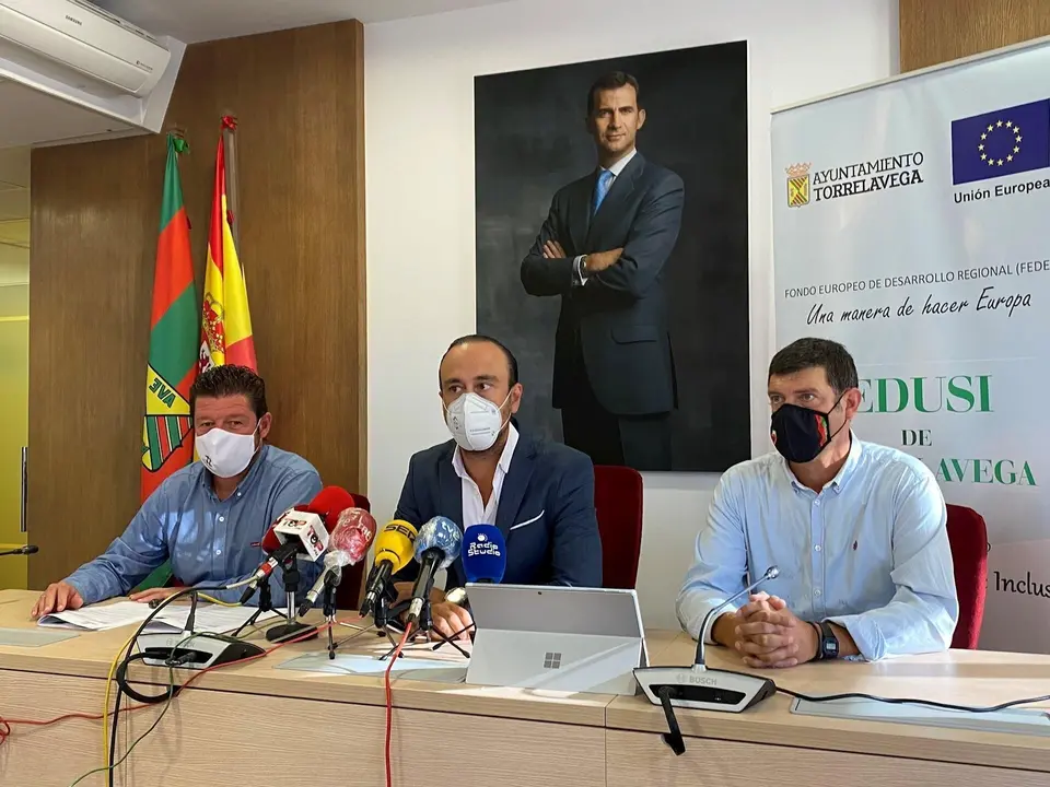 Rueda de prensa del alcalde de Torrelavega y los concejales de Dinamizaci&oacute;n Poblacional y Fondos Europeos