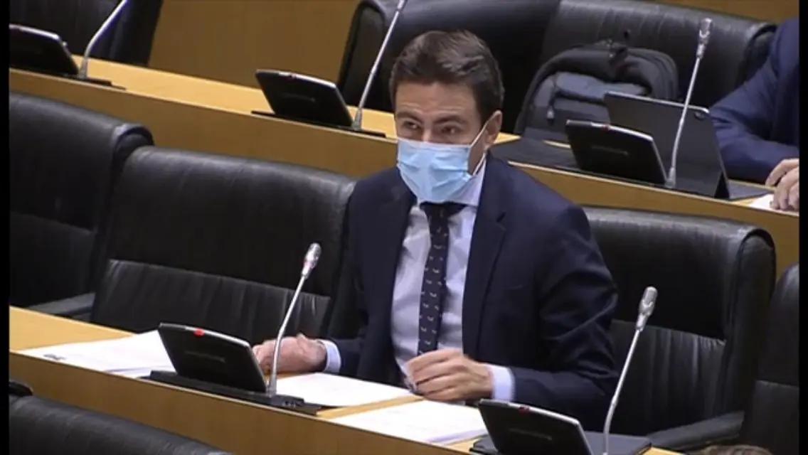 El diputado del PSOE por Cantabria, Pedro Casares, en la comisi&oacute;n del Congreso