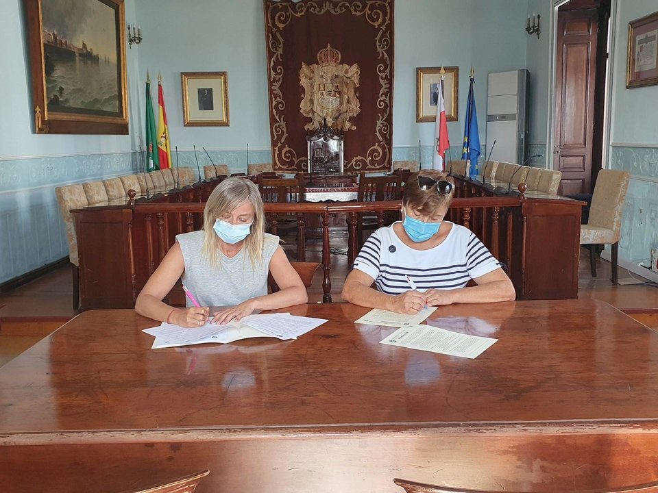 Firma del convenio entre Castro Urdiales y Cruz Roja