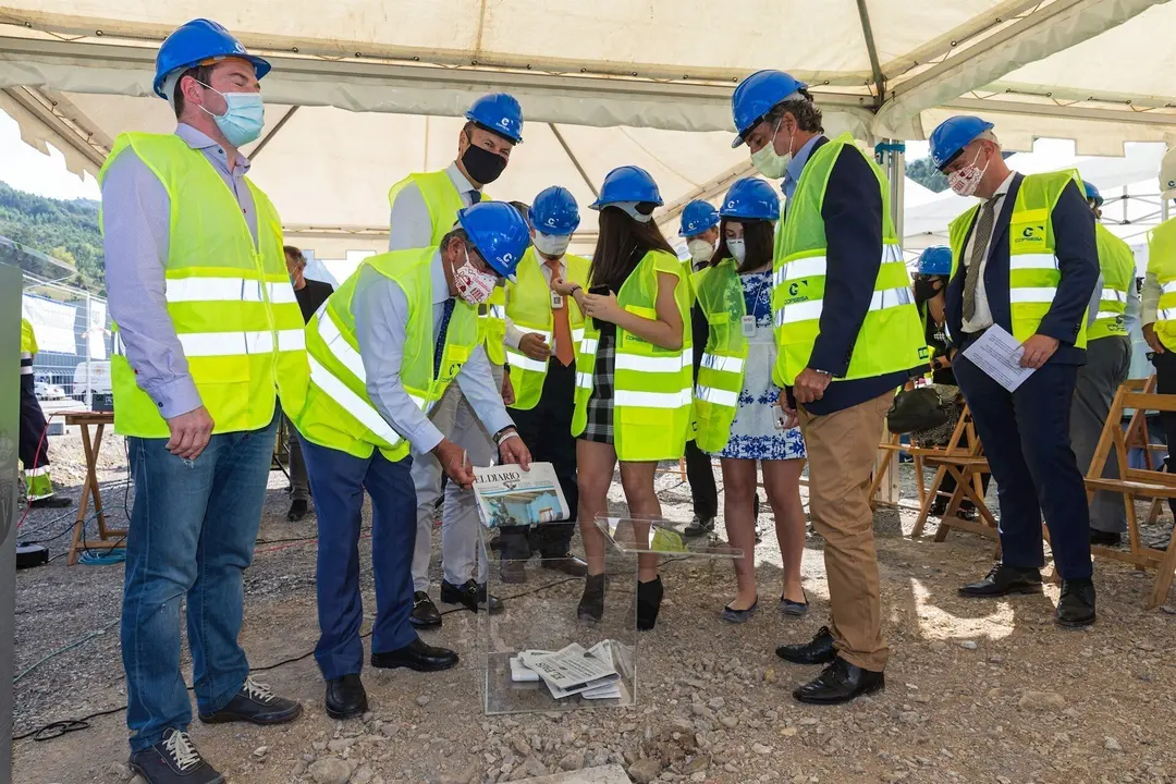 12:00 Horas. Parque Empresarial Alto As&oacute;n. El Presidente De Cantabria, Miguel &Aacute;ngel Revilla, Acompa&ntilde;ado Por Los Consejeros De Desarrollo Rural, Ganader&iacute;a, Pesca, Alimentaci&oacute;n Y Medio Ambiente, Guillermo Blanco, Y De Innovaci&oacute;n, Industria, Transporte Y Co