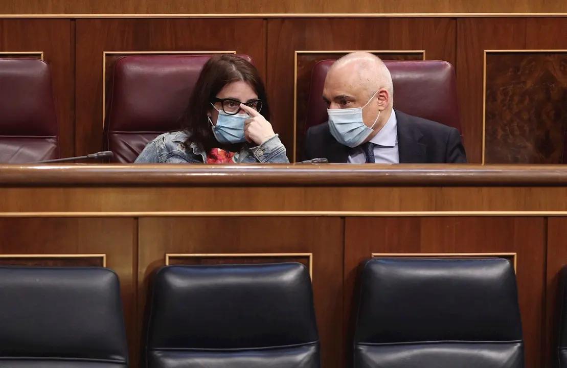 El portavoz del PSOE en el Congreso de los Diputados, Rafael Simancas, habla con la portavoz del PSOE en el Congreso de los Diputados, Adriana Lastra, durante la sesi&oacute;n plenaria celebrada en el Congreso de los Diputados