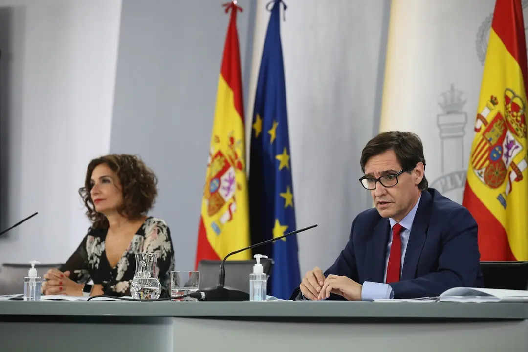 (I-D) La ministra de Hacienda y Portavoz, Mar&iacute;a Jes&uacute;s Montero, y el ministro de Sanidad, Salvador Illa, comparecen en rueda de prensa posterior al Consejo de Ministros en Moncloa, Madrid (Espa&ntilde;a), a 22 de septiembre de 2020.
