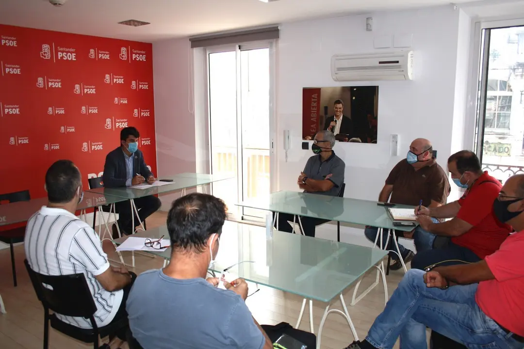 Daniel Fern&aacute;ndez con trabajadores del servicio de limpieza viaria