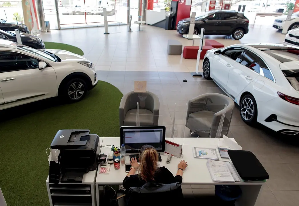 Imagen del interior de un concesionario.