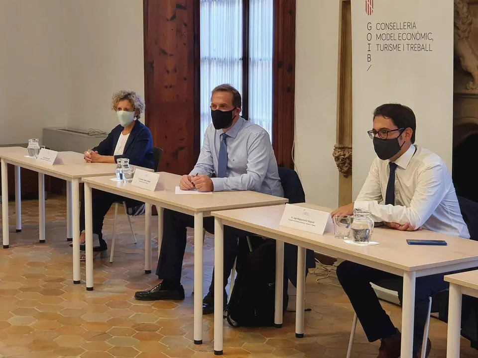 Un instante de una de las reuniones entre el conseller Negueruela y el secretario de Estado Fernando Vald&eacute;s.