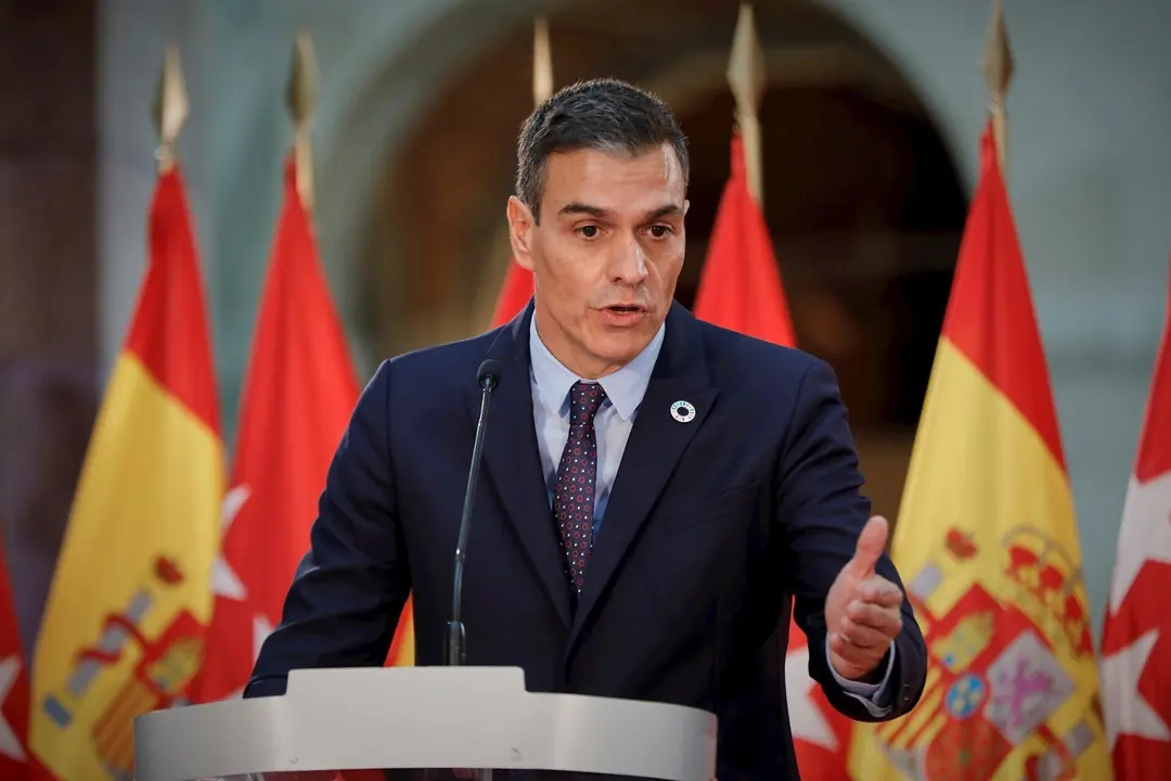 El presidente del Gobierno, Pedro S&aacute;nchez, ofrece una rueda de prensa tras su reuni&oacute;n con la presidenta de la Comunidad de Madrid, Isabel D&iacute;az Ayuso, en la sede de la Presidencia regional, en Madrid (Espa&ntilde;a), a 21 de septiembre de 2020. El objeto de la ci
