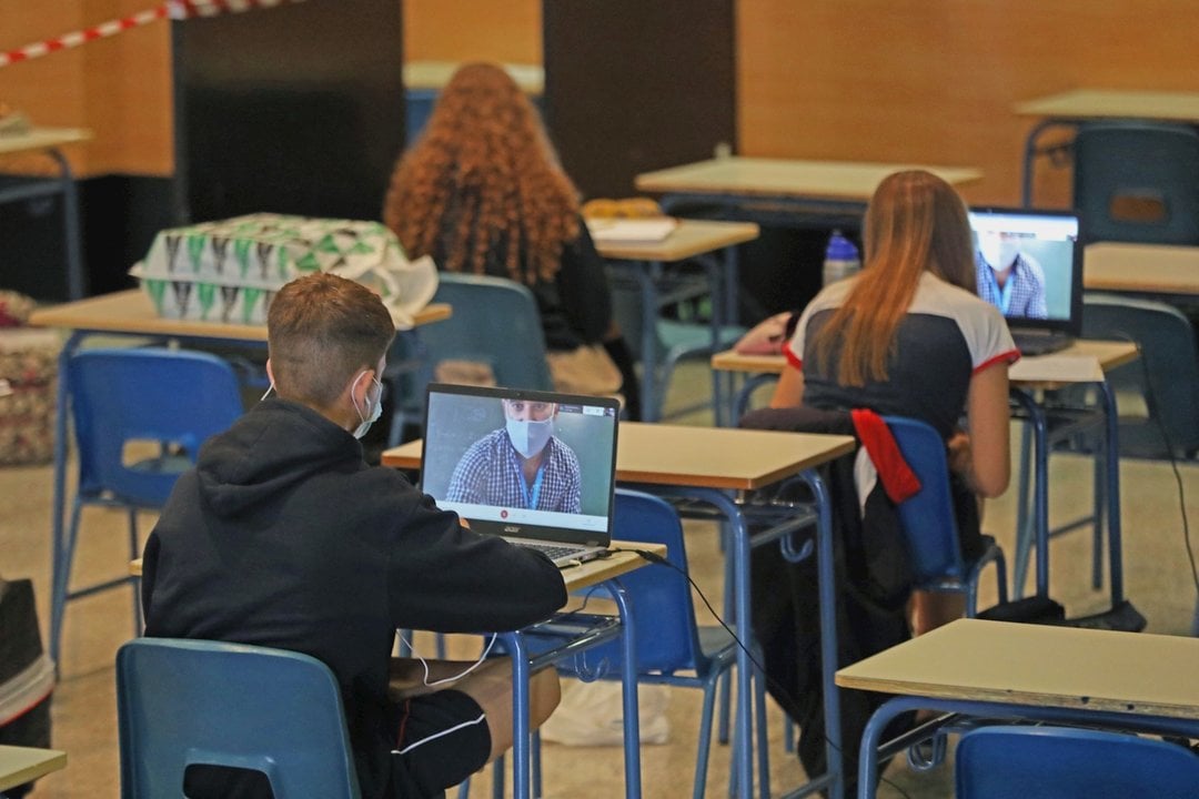 Alumnos atienden desde su ordenador clases virtuales impartidas en el Colegio Ábaco, en Madrid (España), a 17 de septiembre de 2020. El Colegio Ábaco es de carácter privado y concertado y es uno de los centros educativos que ha optado por dividir la jorna
