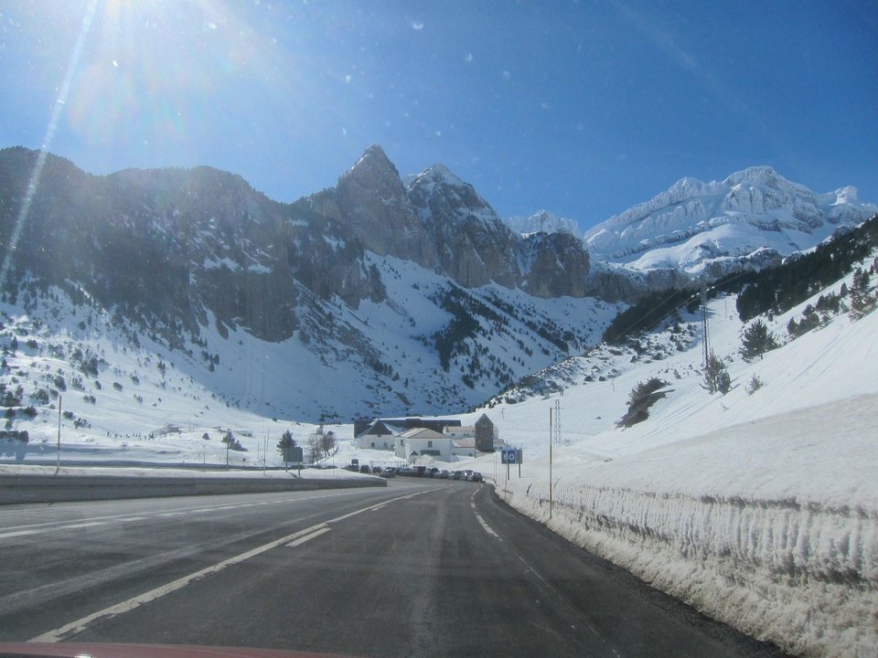 La nieve dificulta la circulación en las carreteras oscenses.