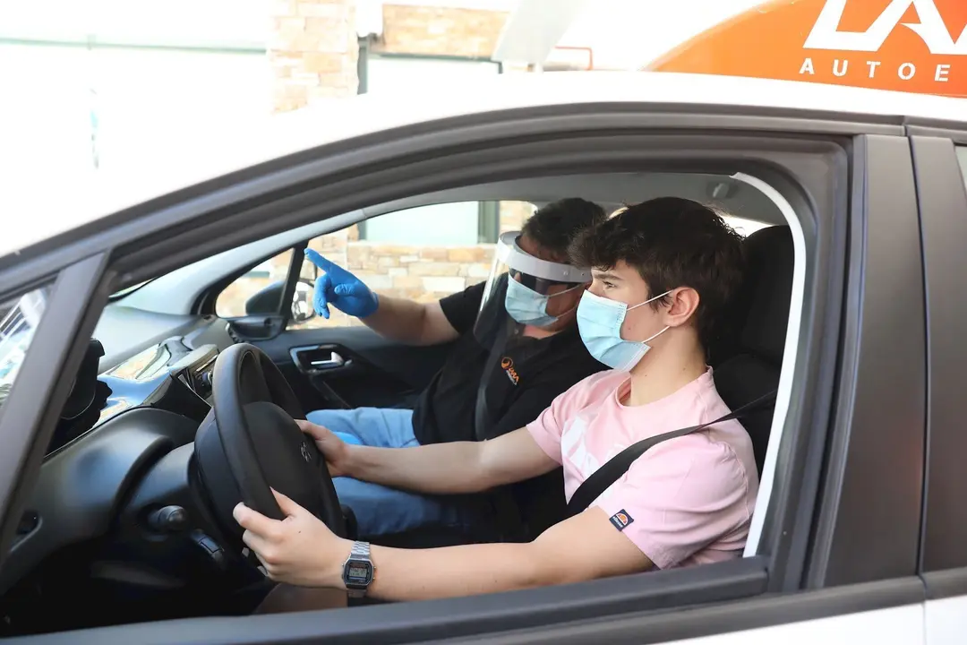 Clase de conducir de una  autoescuela.