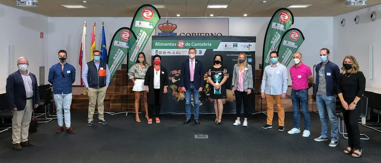 El consejero de Desarrollo Rural, Guillermo Blanco, con los productores premiados