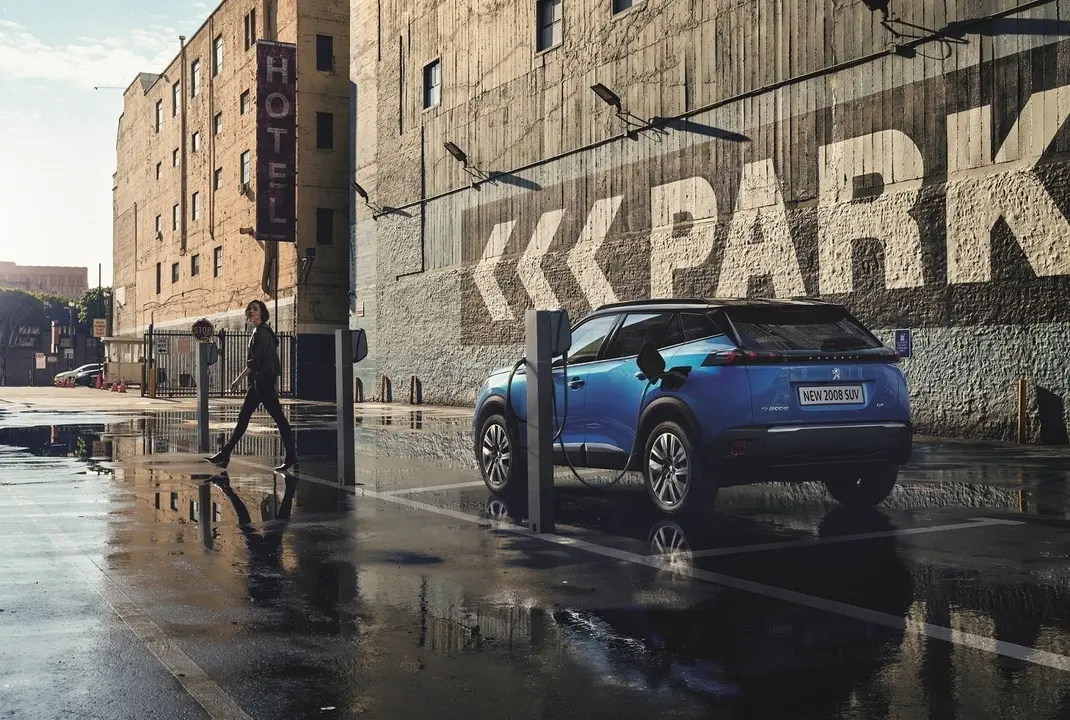 Imagen del nuevo e2008 el&eacute;ctrico fabricado en Vigo.