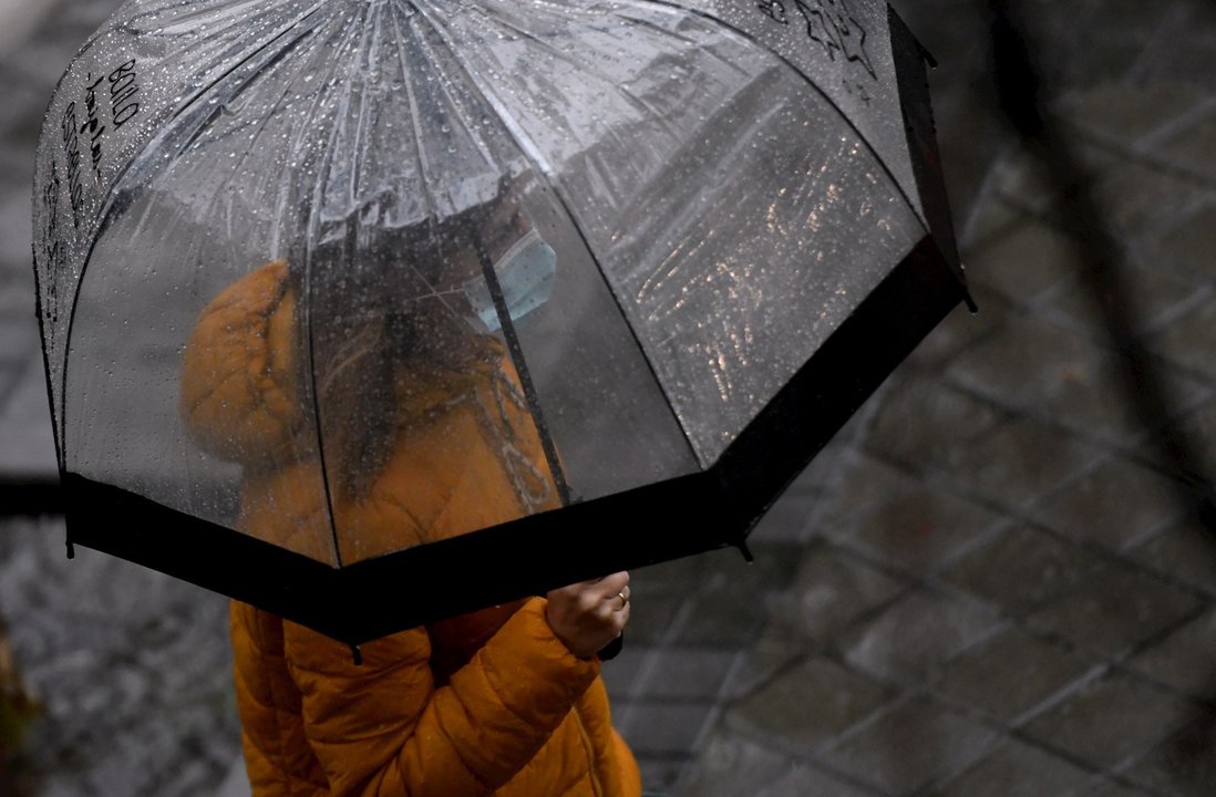 Una persona camina bajo la lluvia protegida con un paraguas, en Madrid (España) a 24 de septiembre de 2020. La ciudad ha registrado un chubasco intenso este jueves entre las 08.30 y las 10.00 horas en el que se han acumulado entre 17 y 19 litros por metro
