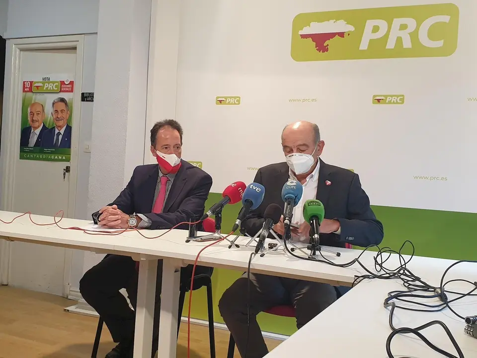 El consejero Jos&eacute; Luis Gochicoa y el consejero Jos&eacute; Mar&iacute;a Maz&oacute;n