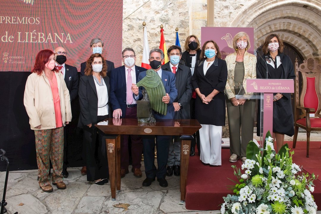 El presidente de Cantabria, Miguel Ángel Revilla, consejeros y otros asistentes al Premio Beato de LIébana