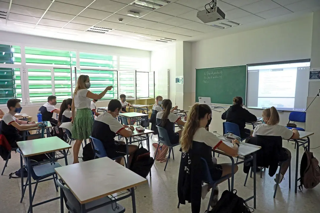 Alumnos atienden durante una clase semipresencial de Matem&aacute;ticas.