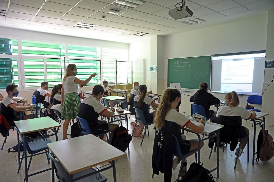 Alumnos atienden durante una clase semipresencial de Matemáticas.