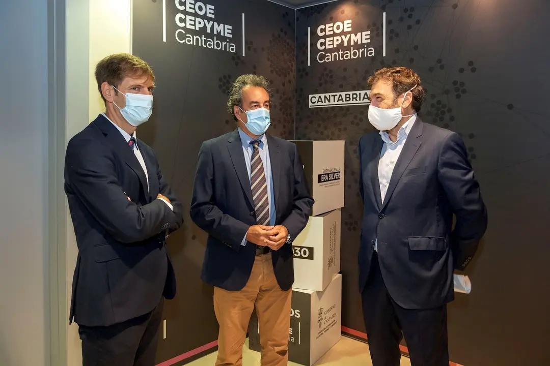 El consejero de Innovaci&oacute;n, Industria, Transporte y Comercio, Francisco Mart&iacute;n, inaugura el encuentro empresarial &lsquo;El futuro del autom&oacute;vil&rsquo;.