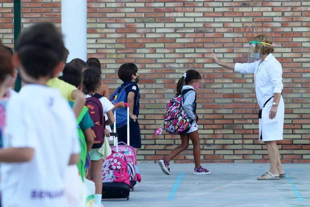 Medidas preventivas a la entrada de un colegio