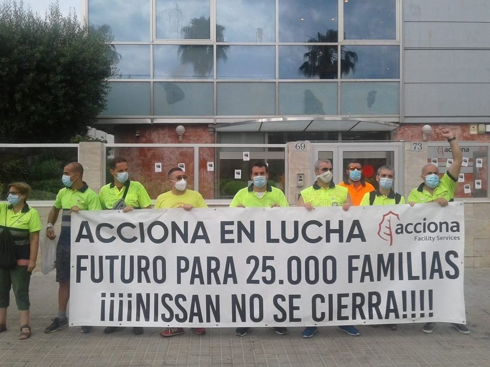 Trabajadores de Acciona subcontratados por Nissan protestando en agosto contra el cierre de la automovilística nipona