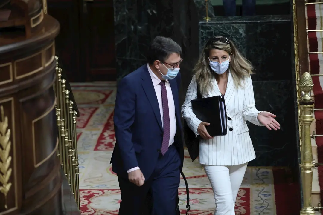 El portavoz del PNV en el Congreso, Aitor Esteban, habla con la ministra de Trabajo, Yolanda D&iacute;az, tras una sesi&oacute;n plenaria en el Congreso