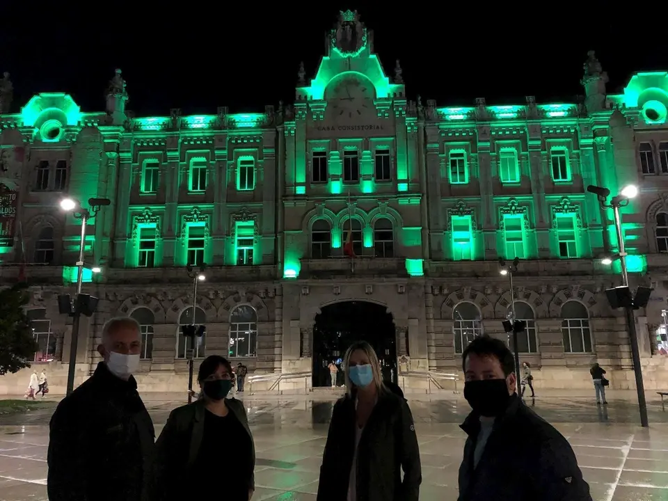 El Ayuntamiento de Santander se ilumina de verde por el D&iacute;a del Farmac&eacute;utico