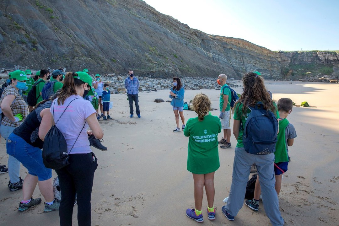 Jornada de voluntariado en la playa de Los Caballos