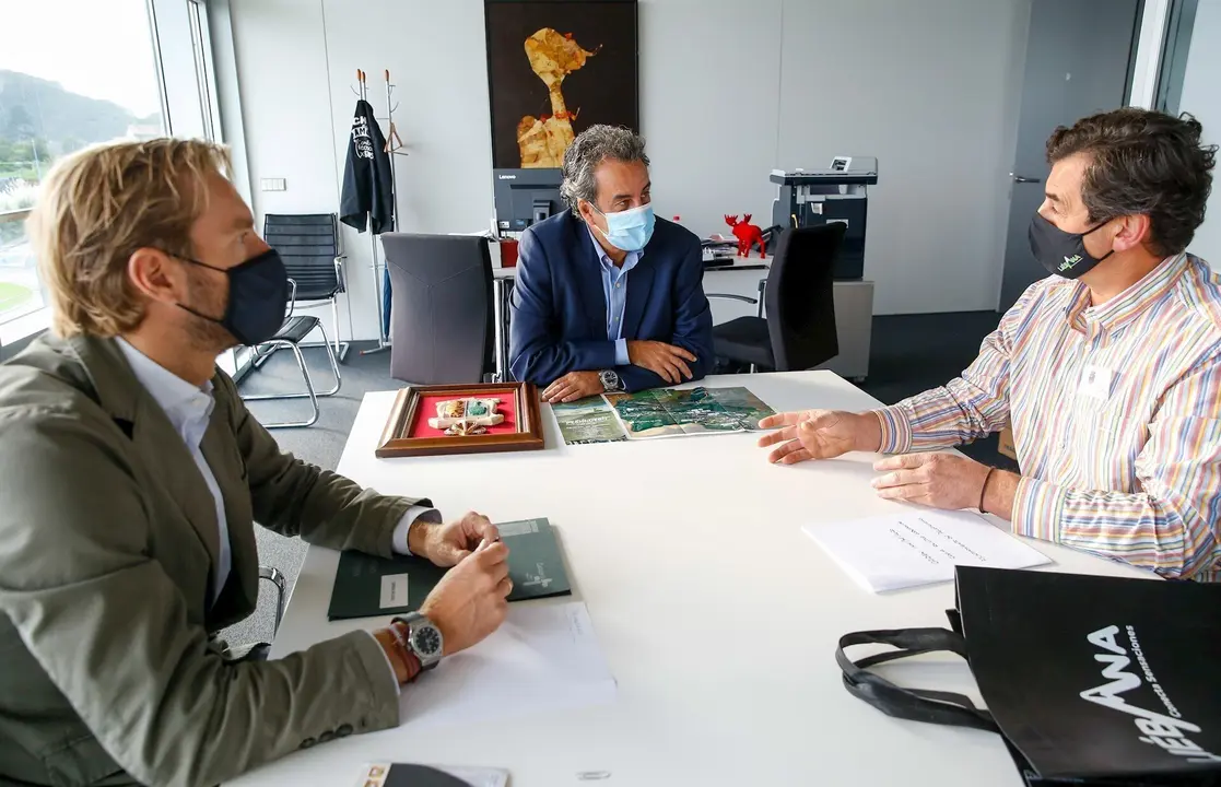 Consejero de Industria, Francisco Mart&iacute;n, y alcalde Pesaguero