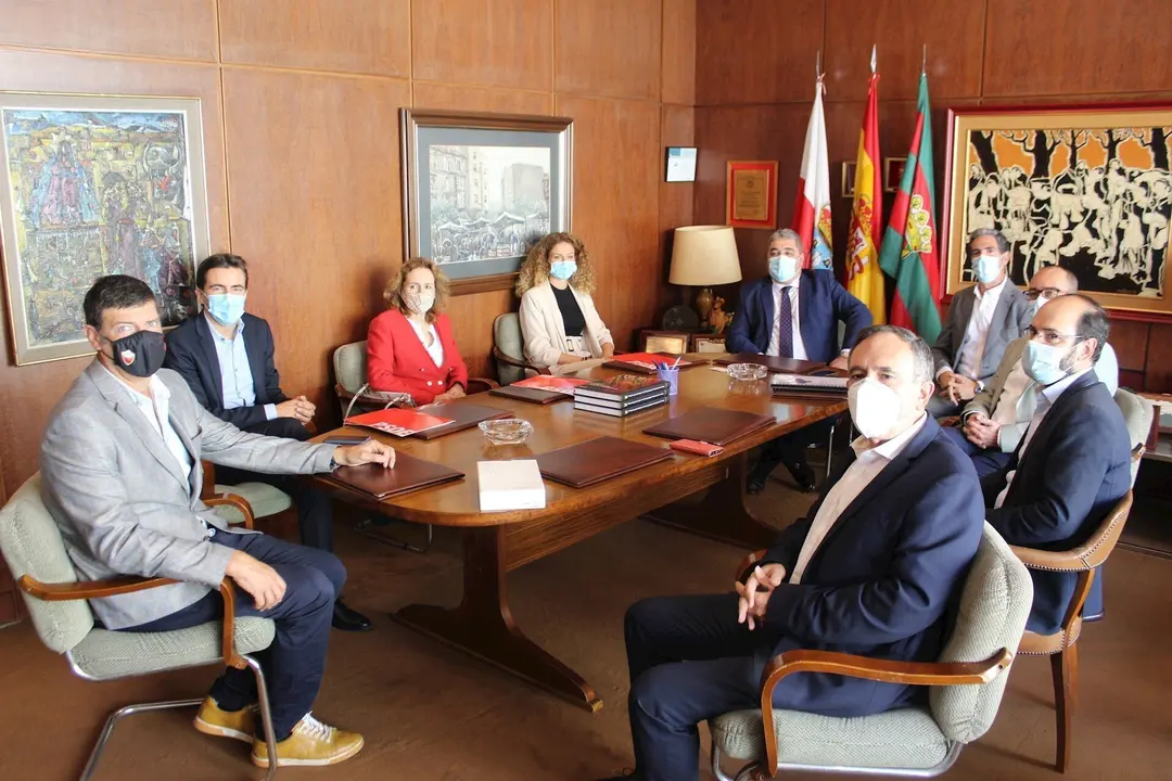 Visita de Pedro Casares, Isabel Fern&aacute;ndez y Ainoa Qui&ntilde;ones a Torrelavega