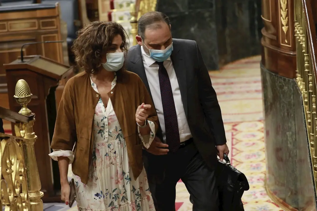Los ministros de Hacienda y Transportes, Mar&iacute;a Jes&uacute;s Montero y Jos&eacute; Luis &Aacute;balos, llegan a una sesi&oacute;n de control al Gobierno en el Congreso de los Diputados