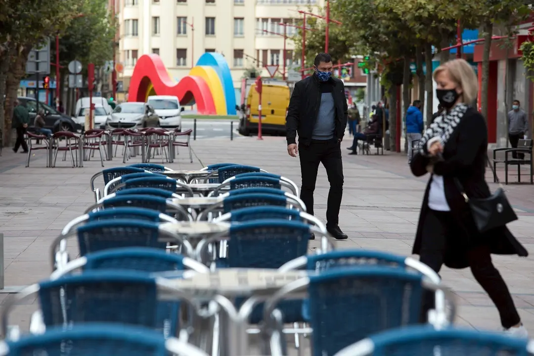 Terraza de un bar vac&iacute;a en Miranda de Ebro, Burgos, Castilla y Le&oacute;n (Espa&ntilde;a), a 28 de septiembre de 2020