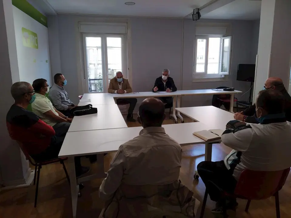 El portavoz del PRC, Jos&eacute; Mar&iacute;a Fuentes Pila, con el comit&eacute; de empresa de Ascan-Geaser