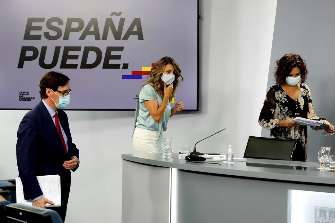 (I-D) El ministro de Sanidad, Salvador Illa; la ministra de Trabajo y Econom&iacute;a Social, Yolanda D&iacute;az; y la ministra de Hacienda y Portavoz, Mar&iacute;a Jes&uacute;s Montero, en la rueda de prensa posterior al Consejo de Ministros