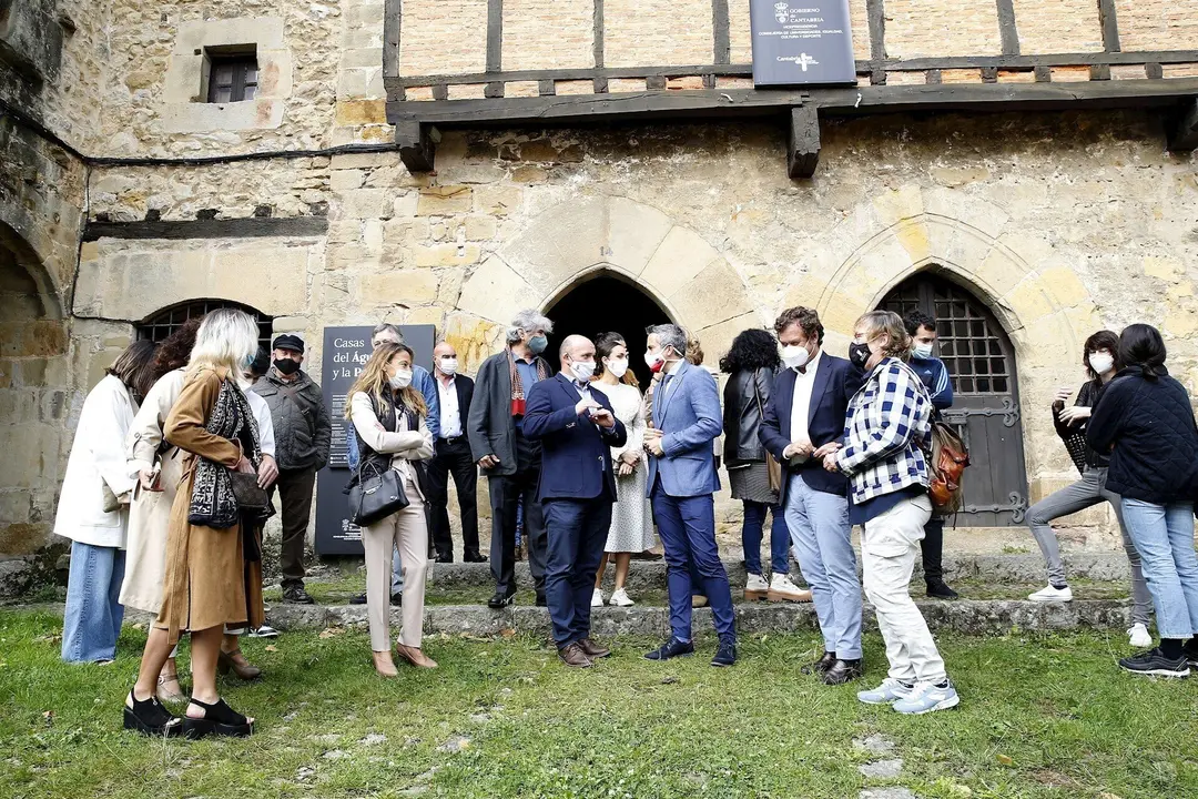 El vicepresidente regional en la inauguraci&oacute;n de la exposici&oacute;n en las Casas del &Aacute;guila y la Parra