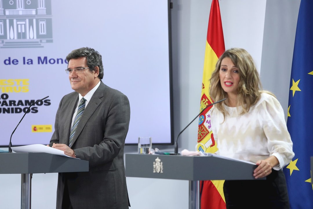 El ministro de Seguridad Social y Migraciones, José Luis Escrivá, y la ministra Trabajo y Economía Social, Yolanda Díaz, comparecen en rueda de prensa posterior al Consejo de Ministro celebrado en Moncloa, en Madrid (España), a 29 de septiembre de 2020.