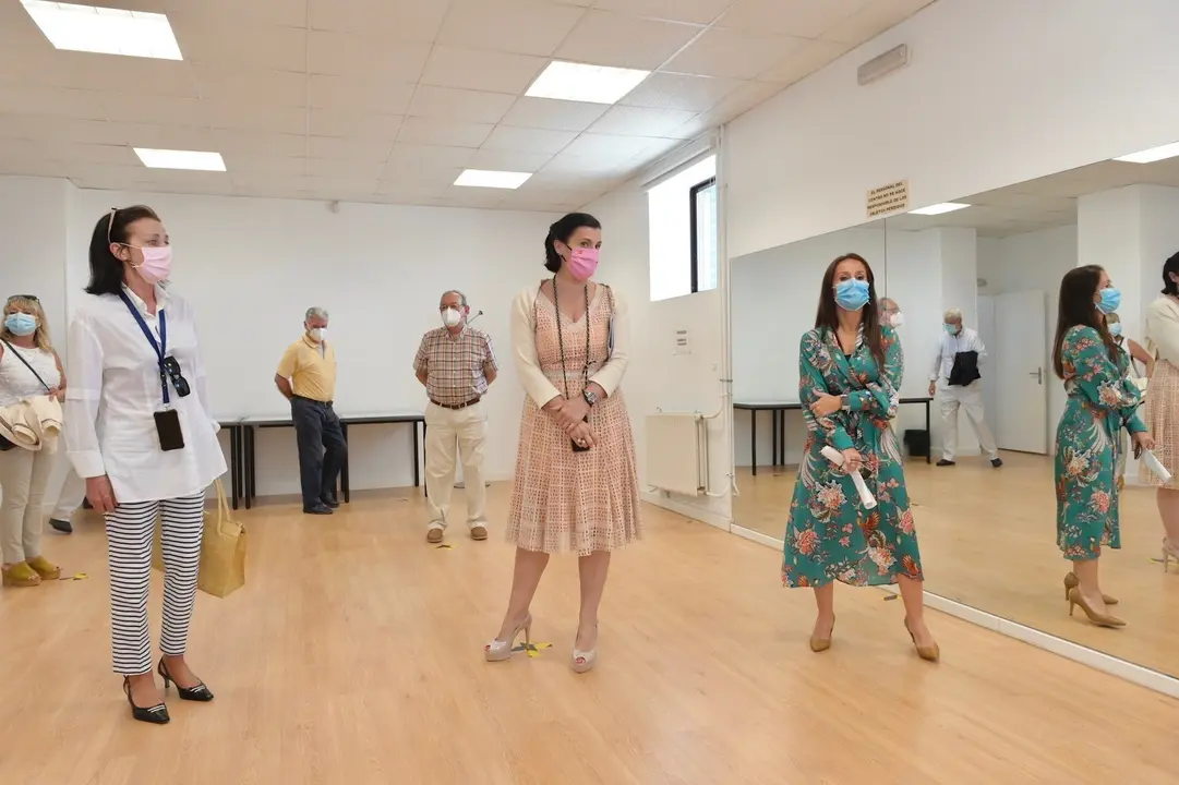 La alcaldesa, Gema Igual, visita el centro c&iacute;vico Callealtero. Archivo