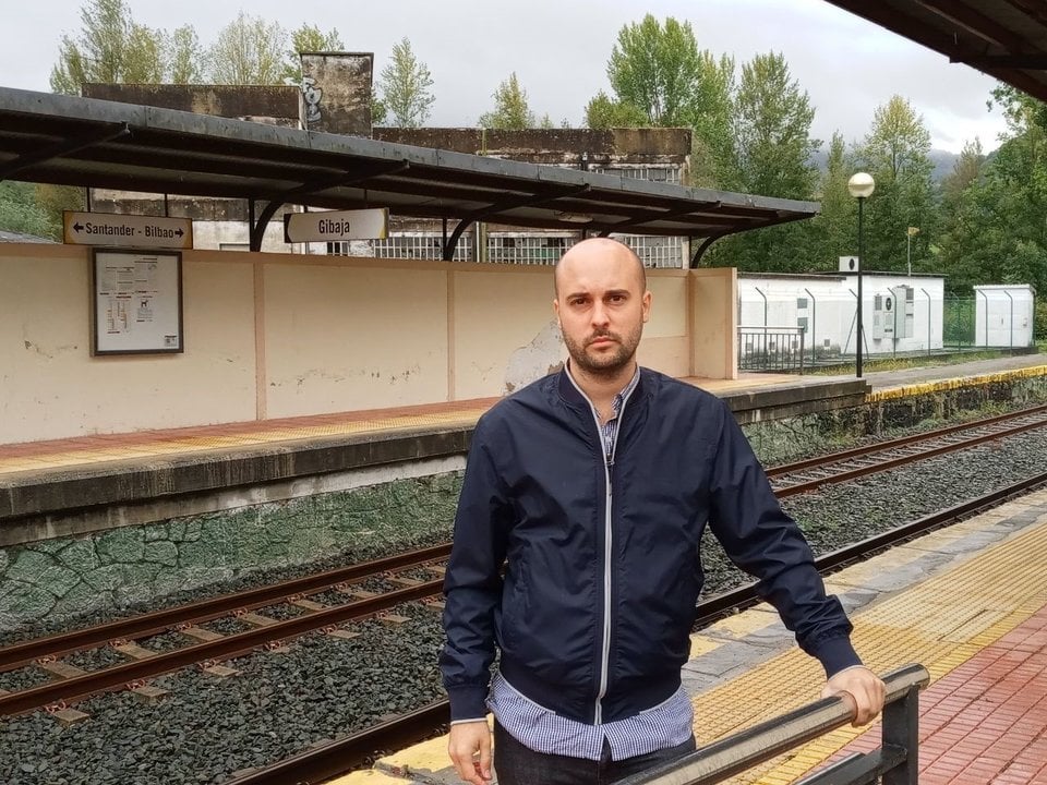 El representante de IU Cantabria, Israel Ruiz Salmón, en la estación de tren de Gibaja, la última cántabra en sentido Santander-Bilbao