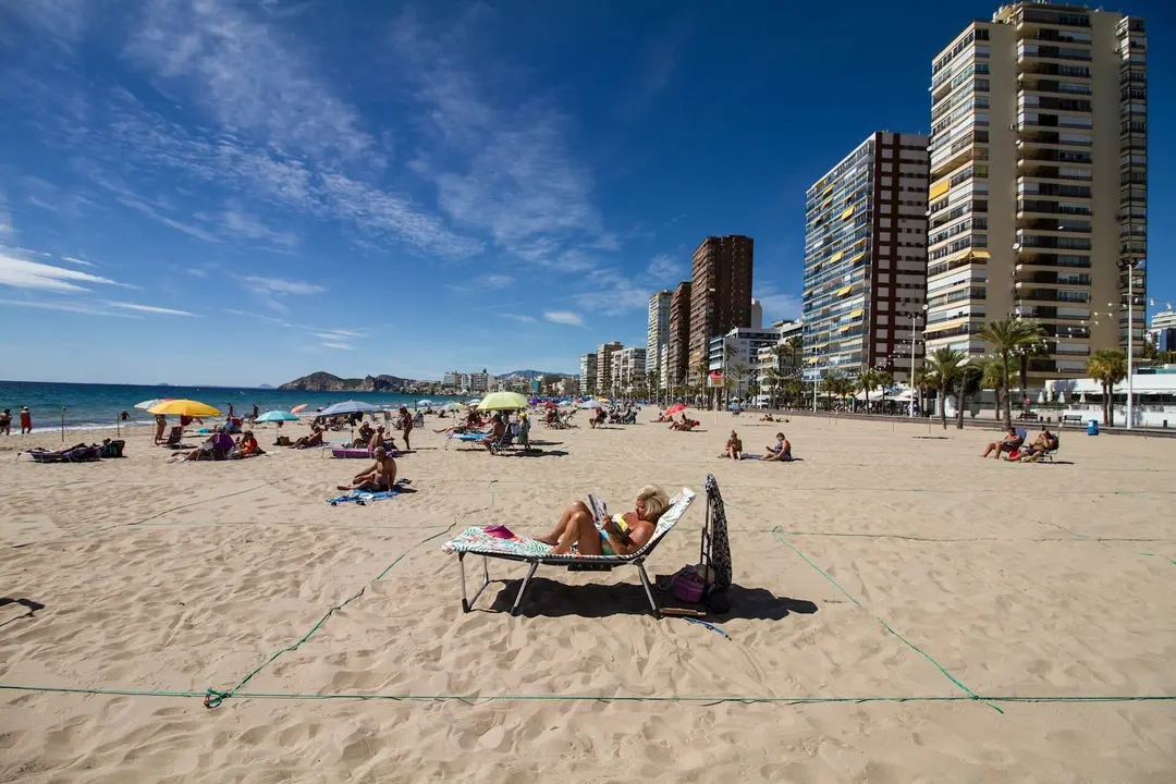 Ba&ntilde;istas toman el sol en la Playa de Levante de Benidorm durante el D&iacute;a Mundial del Turismo 2020, en Benidorm, Alicante, Comunidad Valenciana (Espa&ntilde;a) a 27 de septiembre de 2020. Esta edici&oacute;n, bajo el lema de 'Turismo y desarrollo rural', destaca la capac