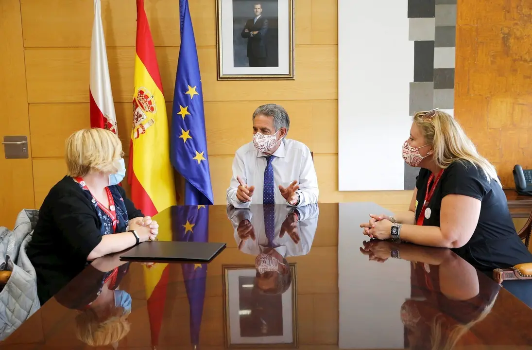 Revilla se re&uacute;ne con celadores