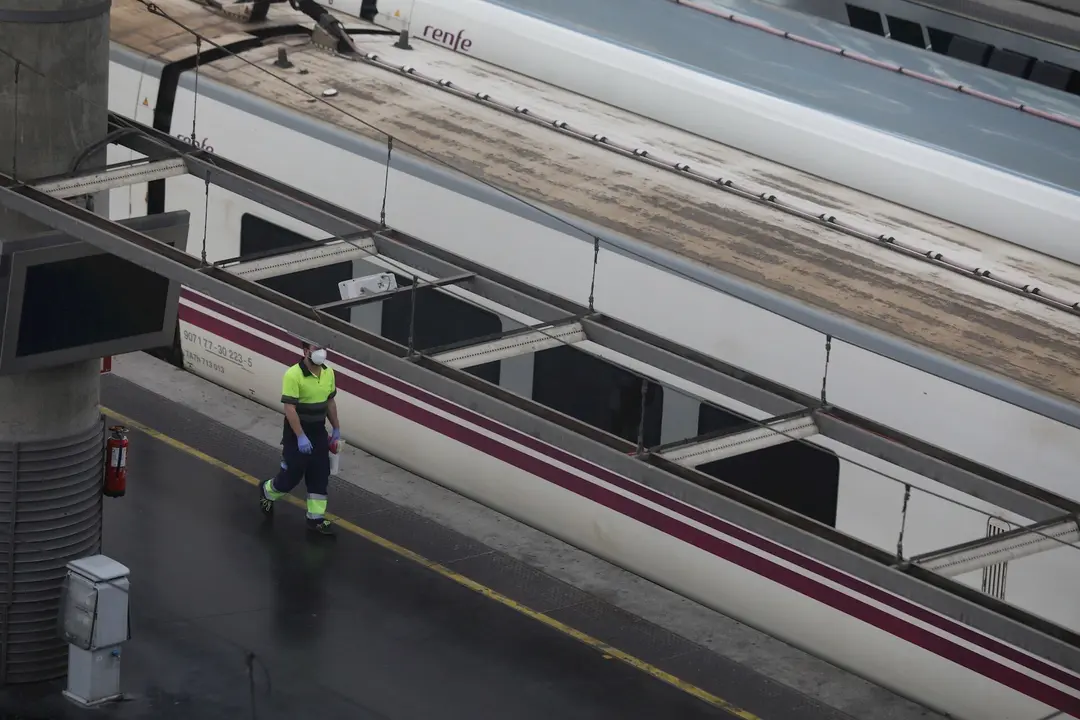 Imagen de un trabajador en la estaci&oacute;n de Atocha