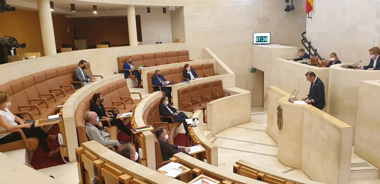 El consejero Guillermo Blanco en la tribuna del Parlamento