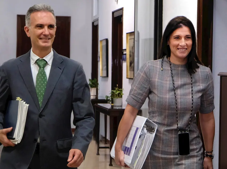 La alcaldesa de Santander, Gema Igual, y el concejal de Econom&iacute;a y Hacienda, V&iacute;ctor Gonz&aacute;lez Huergo