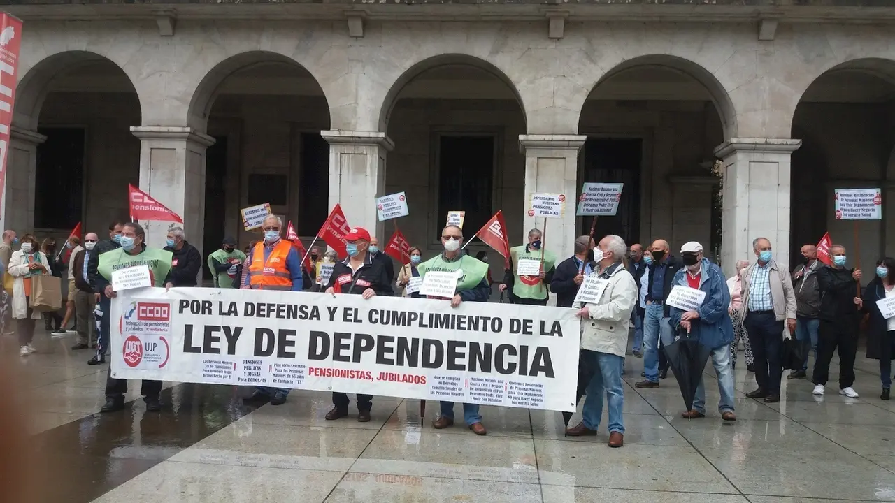 Concentraci&oacute;n de pensionistas de UGT y CC.OO en la Plaza Porticada
