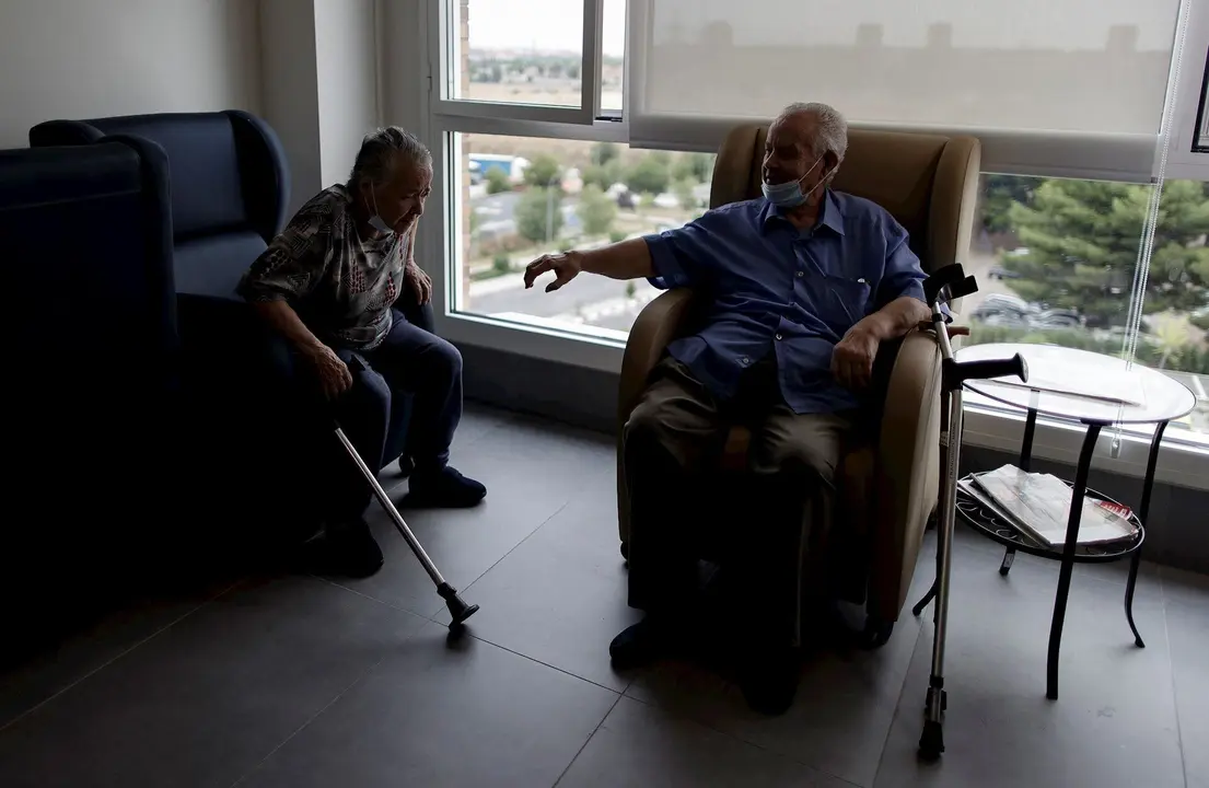 Dos mayores en una residencia