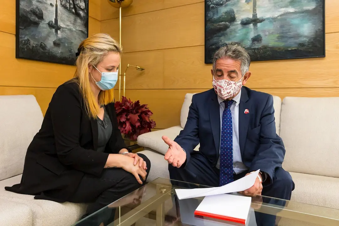 Revilla con la alcaldesa de Valle de Villaverde