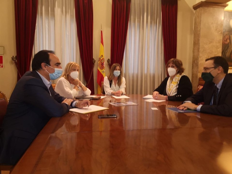El senador del PP por Cantabria Javier Puente en una reunión con la Federación de Familias Numerosas