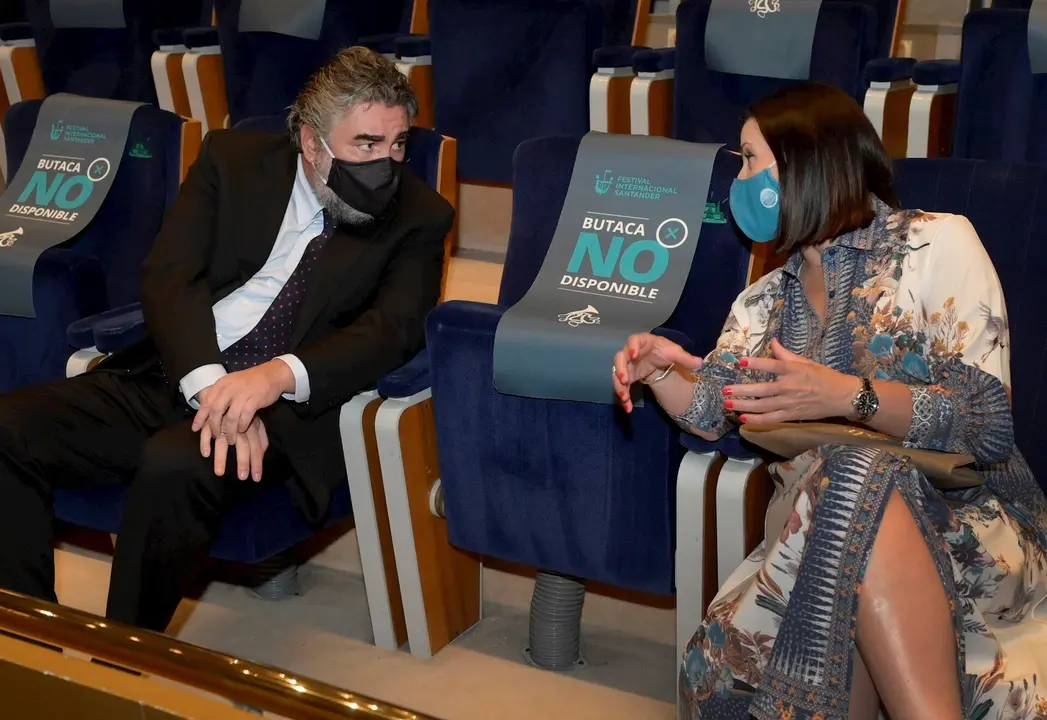 La alcaldesa de Santander, Gema Igual, con el ministro de Cultura, Jos&eacute; MIguel Uribes, en el FIS