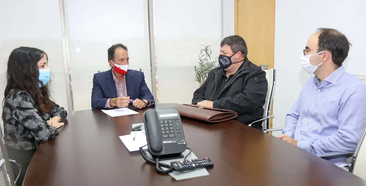 Reuni&oacute;n del consejero de Obras P&uacute;blicas y vecinos de San Rom&aacute;sn sobre la depuradora